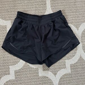 Lululemon women’s black shorts 🖤 size 6
